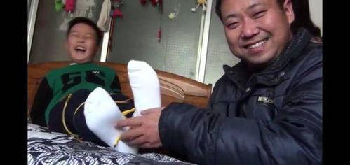 小女孩被挠脚心视频,小女孩挠脚心引发欢乐场面